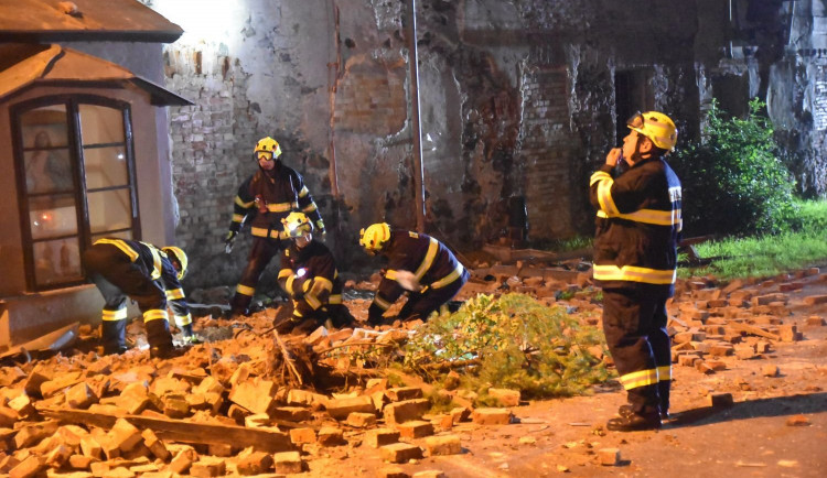 Na Karlovarsku se zřítila část bývalé porcelánky. Zasahovalo sedm jednotek hasičů