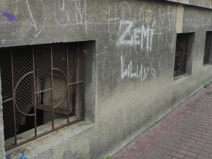 Problémový dům v Otakarově ulici město osadilo mřížemi. S majitelem objektu dále jedná