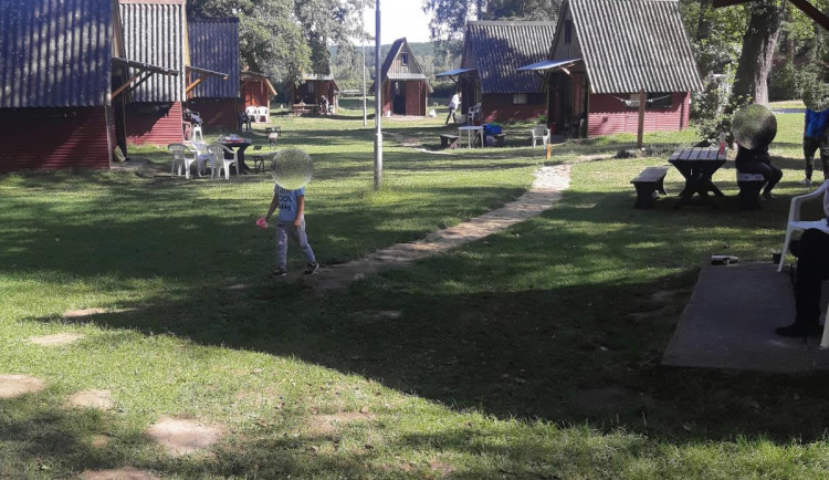 V kempu na Mácháči zbil agresor přítelkyni a napadl i rodinu muže, který se jí zastal