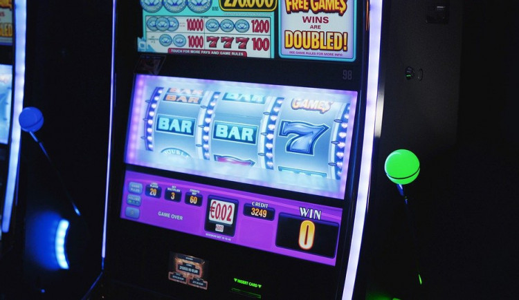 V casinu pracovala i hrála. Žena prohrála 300 tísíc, peníze ale nebyly její