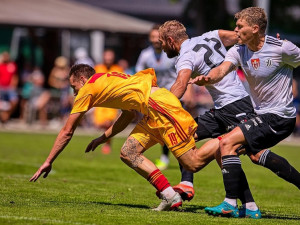 Martin Sladký (22) a Jakub Švec v přípravném utkání s Duklou Praha. Foto: Petr Tibitanzl