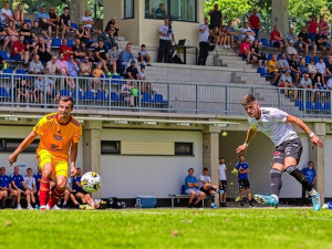 Jakub Matoušek (vpravo) si v přípravném utkání s Duklou Praha připsal přesný zásah. Foto: Petr Tibitanzl