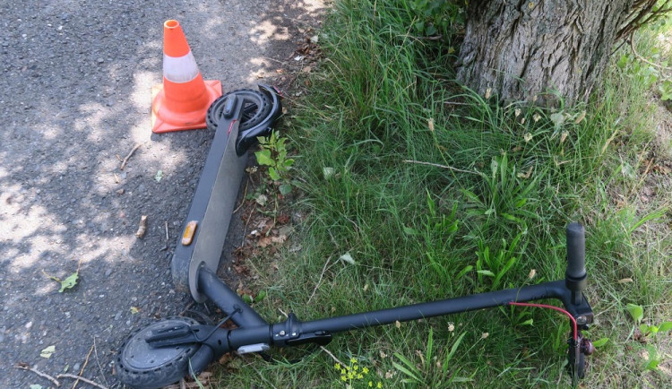 Další zranění na elektrické koloběžce. Muž najel na nerovnost a obličejem spadl na řidítka a chodník
