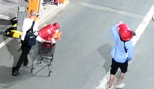 Zloději v Brně se zásobili plynem. Tlakové lahve si odvezli v nákupním vozíku