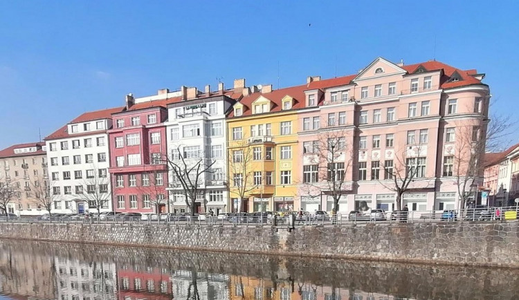 Do kavárny Savoy na břehu Malše chodili herci z divadla. Město chystá rekonstrukci domu (na fotografii vpravo).