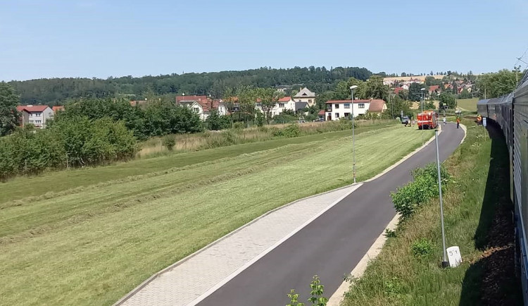 Střet vlaku s člověkem uzavřel přejezd u Českých Budějovic