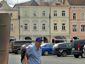 Dva muži onanovali ve městě před ženami. Hledá je policie