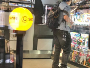 Dva muži onanovali ve městě před ženami. Hledá je policie