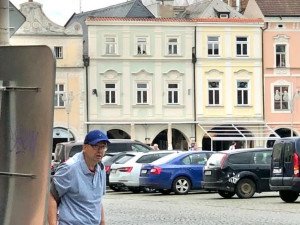 Dva muži onanovali ve městě před ženami. Hledá je policie