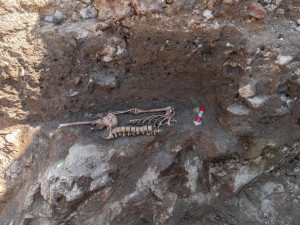 Kosterní ostatky prodloužily opravu silnice v centru Tábora. Hotovo bude v srpnu