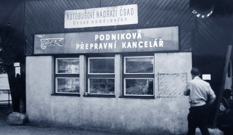 Zděná část starého autobusového nádraží ČSAD v 70. letech 20. století.