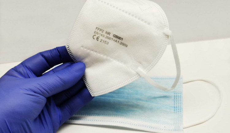 Jihočeští hygienici doporučili roušky v nemocnicích a domovech seniorů