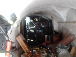 Hasiči zasahovali v centru Českých Budějovic. Hořelo v domě, kde se shlukují bezdomovci