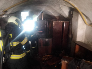 Hasiči zasahovali v centru Českých Budějovic. Hořelo v domě, kde se shlukují bezdomovci