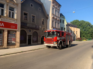 Hasiči zasahovali v centru Českých Budějovic. Hořelo v domě, kde se shlukují bezdomovci