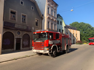 Hasiči zasahovali v centru Českých Budějovic. Hořelo v domě, kde se shlukují bezdomovci