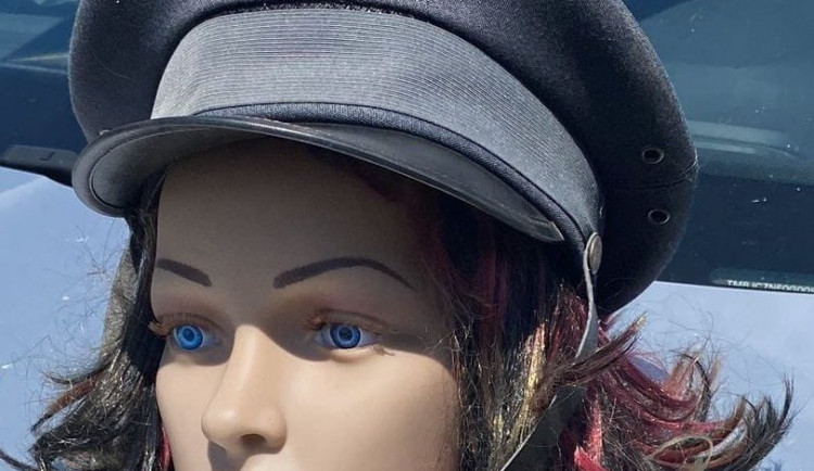Zloději ukradli hlavu policejní figuríny. Starosta obce je pronásledoval
