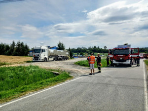 Z cisterny na silnici za Pískem unikla síra. Provoz je omezený