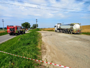 Z cisterny na silnici za Pískem unikla síra. Provoz je omezený