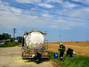 Z cisterny na silnici za Pískem unikla síra. Provoz je omezený
