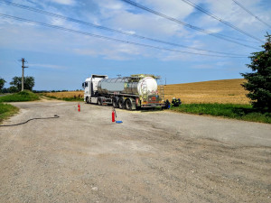 Z cisterny na silnici za Pískem unikla síra. Provoz je omezený