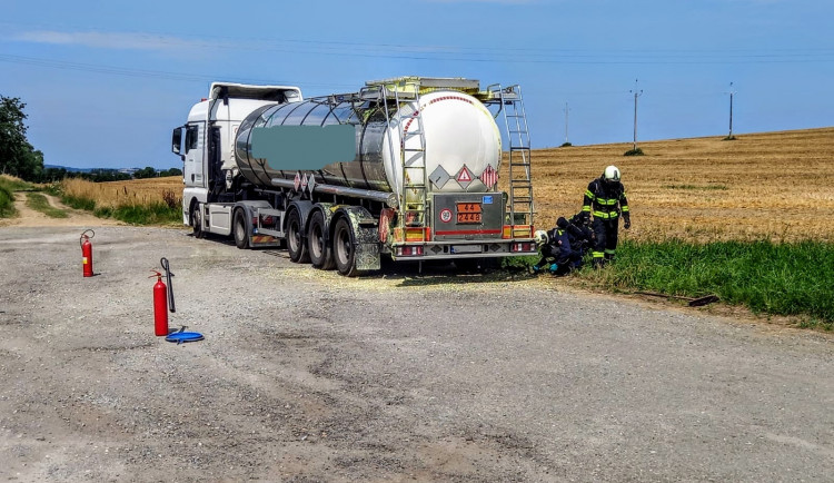 Z cisterny na silnici za Pískem unikla síra. Provoz je omezený