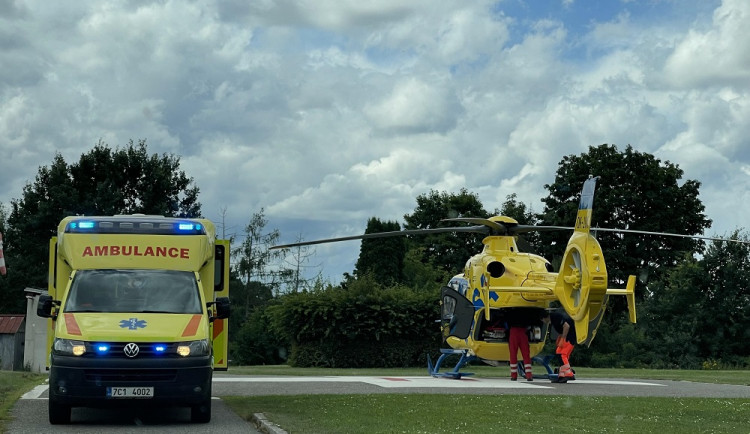 Řidič nedal přednost motorkáři. Ten po transportu do nemocnice zemřel