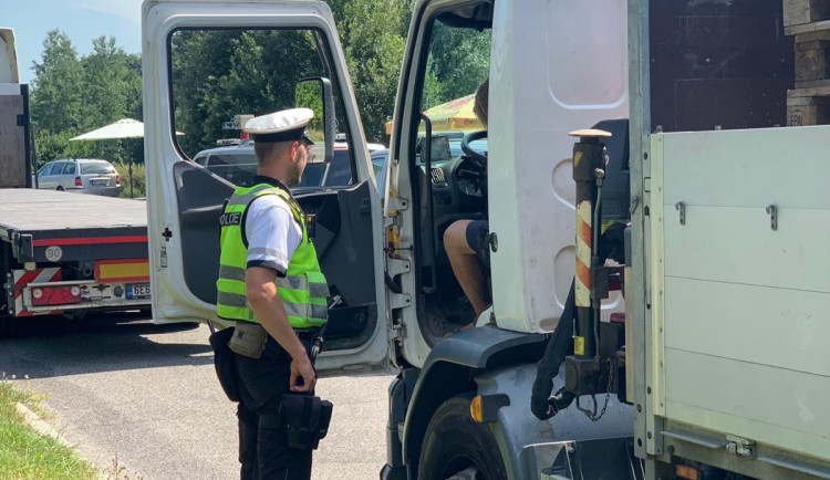 Špatně upevněný náklad, překročená doba řízení. Policisté v Libereckém kraji kontrolovali řidiče náklaďáků