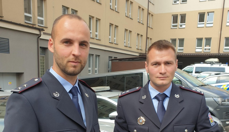 Druhá šance na život. Dva policisté zachránili dívku před sebevraždou, za svoji statečnost převzali ocenění