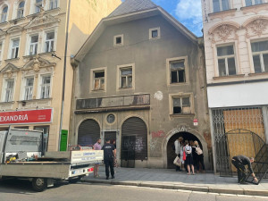 V centru Českých Budějovic začalo vyklízení domu, který obývají lidé bez domova