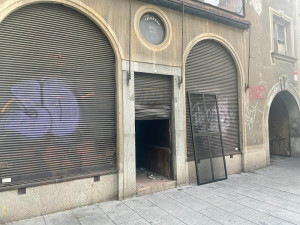 V centru Českých Budějovic začalo vyklízení domu, který obývají lidé bez domova