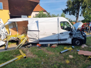 V Protivíně se srazil vlak s dodávkou. Provoz na trati je omezený