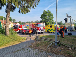 V Protivíně se srazil vlak s dodávkou. Provoz na trati je omezený