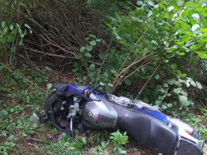 Na Písecku zemřel nezletilý motorkář. Narazil do stromu