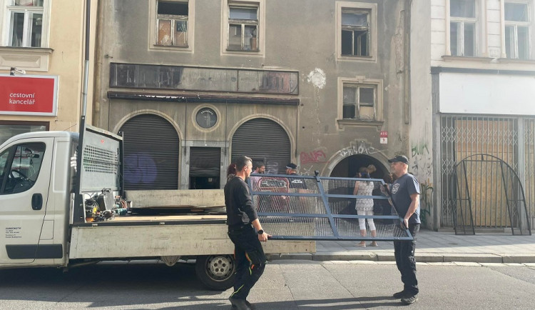 V centru Českých Budějovic začalo vyklízení domu, který obývají lidé bez domova