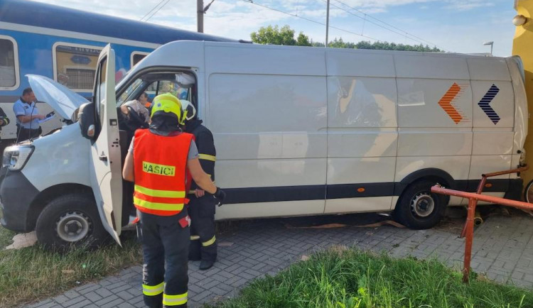 V Protivíně se srazil vlak s dodávkou. Provoz na trati je omezený