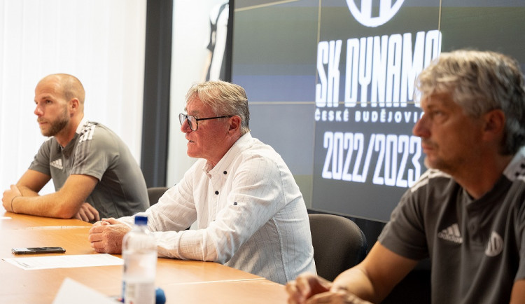 Tisková konference před začátkem ligy. Zleva: kapitán Martin Králik, sportovní ředitel Milan Čadek a trenér Jozef Weber