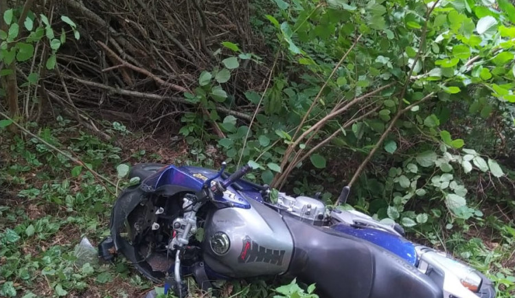 Na Písecku zemřel nezletilý motorkář. Narazil do stromu