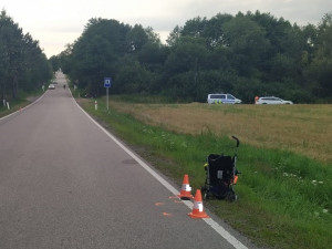 Nepozorný řidič srazil ženu s dětmi. Šly po špatné straně vozovky