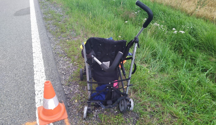 Nepozorný řidič srazil ženu s dětmi. Šly po špatné straně vozovky