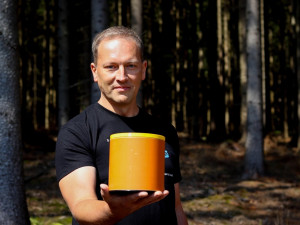 Petr Doležal drží v ruce past na klikoroha.