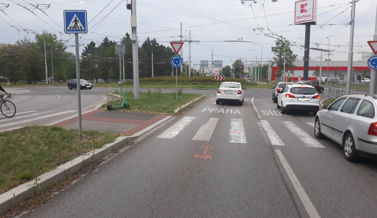 Ženu na sdílené koloběžce srazilo auto. Přejížděla přechod pro chodce