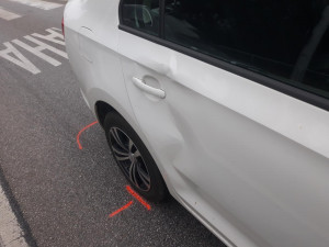 Ženu na sdílené koloběžce srazilo auto. Přejížděla přechod pro chodce