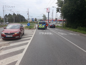 Ženu na sdílené koloběžce srazilo auto. Přejížděla přechod pro chodce