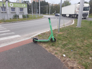 Ženu na sdílené koloběžce srazilo auto. Přejížděla přechod pro chodce