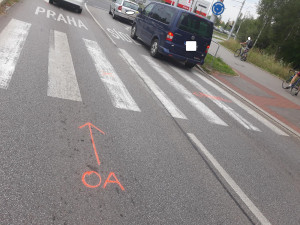 Ženu na sdílené koloběžce srazilo auto. Přejížděla přechod pro chodce