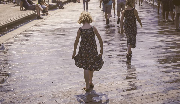 Teploty v polovině týdne přesáhnout tropických 30 stupňů, pršet moc nebude