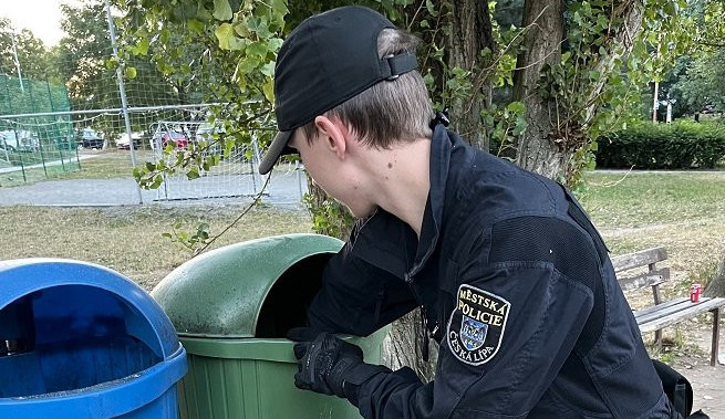 Českolipští strážníci osvobodili ježka z odpadkového koše. Zřejmě ho tam někdo hodil