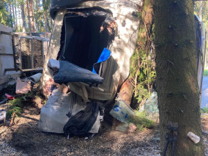 Na Českokrumlovsku havaroval kamion. Hasiči řidiče vyprošťovali desítky minut