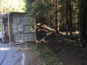 Na Českokrumlovsku havaroval kamion. Hasiči řidiče vyprošťovali desítky minut